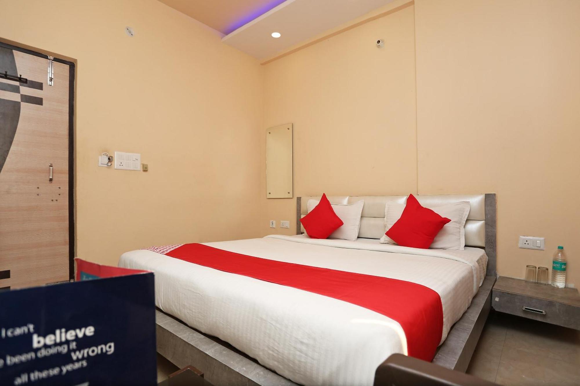 Oyo Flagship Hotel Krishna Chinhat Esterno foto