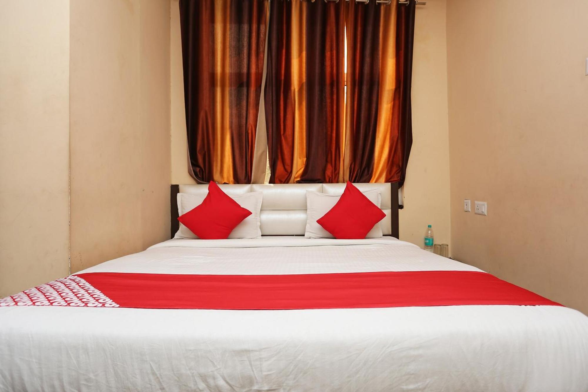 Oyo Flagship Hotel Krishna Chinhat Esterno foto